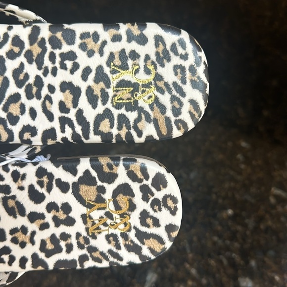 💜🤑 🆕 NEW YORK & CO leopard print flip flops size 6 - Picture 4 of 7